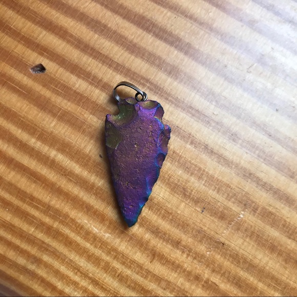 Iridescent arrowhead charm - Picture 4 of 5